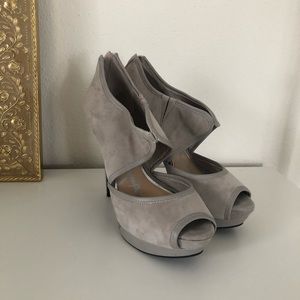Jessica Simpson’s heels!